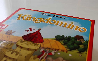 Die Spieler sind in “Kingdomino” Herrscher eines Königreiches und suchen nach Ländereien die geeignet sind das eigene Reich zu erweitern. Wir haben uns in den Wettstreit der Könige gestürzt und dabei viel Spaß gehabt. Warum das so ist klären wir im weiteren Artikel auf.
