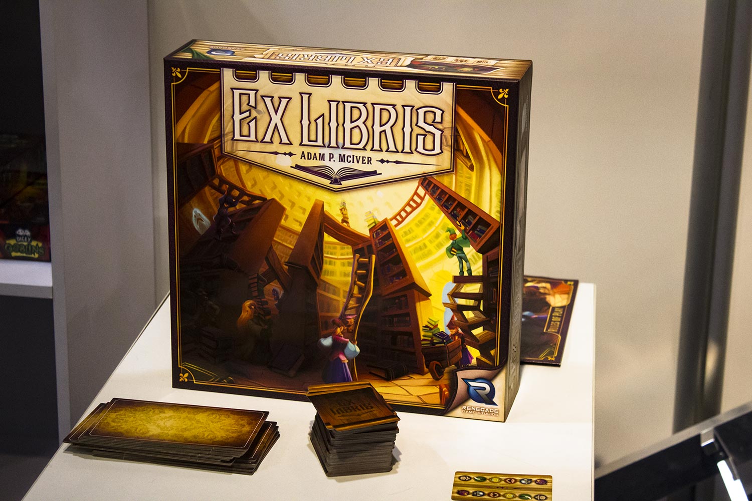 Wie Steph Hodge von Renegade Games Studio brettspiel-news.de heute bestätigte wird es in der Zukunft definitiv eine deutsche Version von "Ex Libris" geben. Wer auf der Spielemesse in Essen kein Exemplar ergattern konnte, kann sich also in Geduld üben.