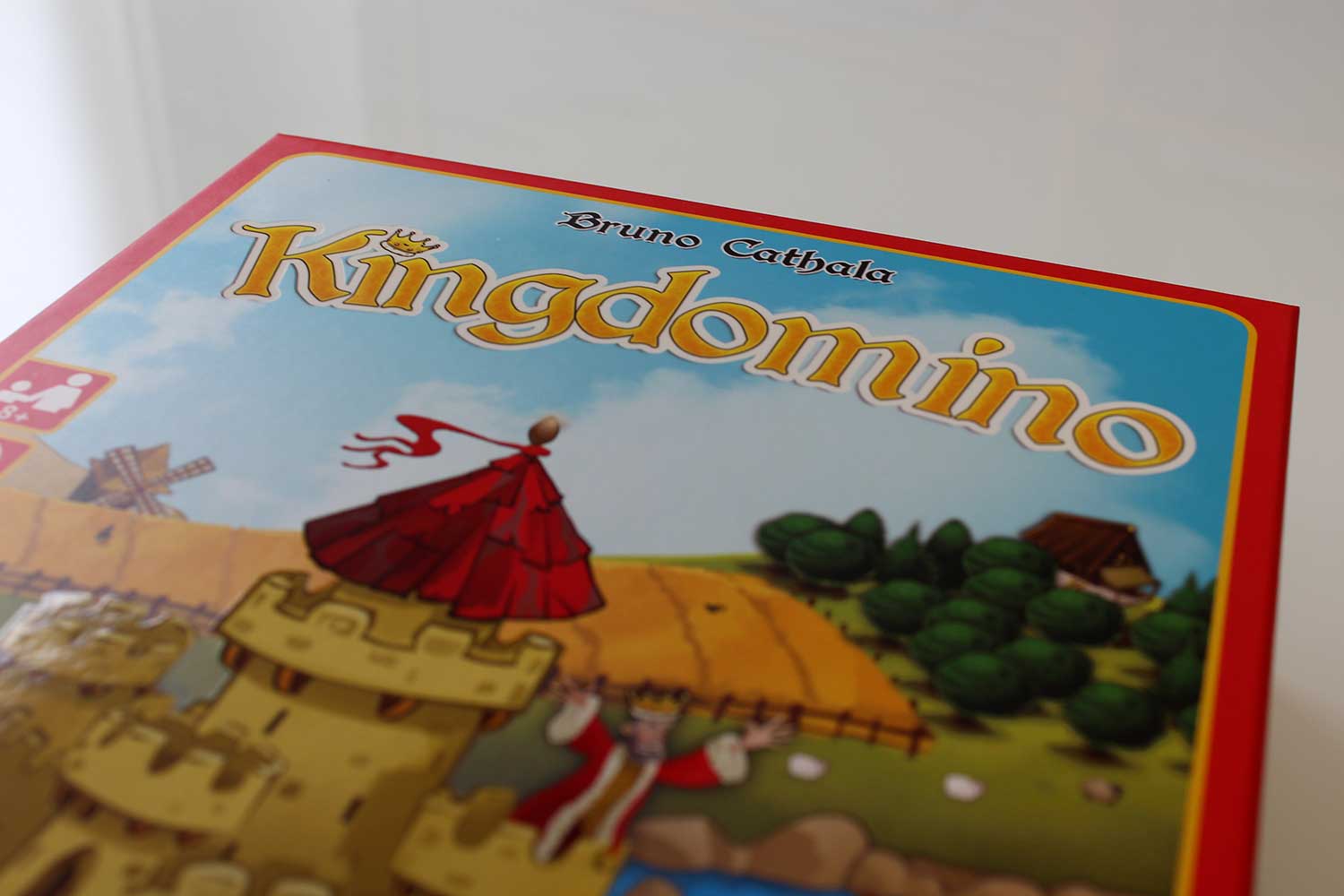 Die Spieler sind in “Kingdomino” Herrscher eines Königreiches und suchen nach Ländereien die geeignet sind das eigene Reich zu erweitern. Wir haben uns in den Wettstreit der Könige gestürzt und dabei viel Spaß gehabt. Warum das so ist klären wir im weiteren Artikel auf.