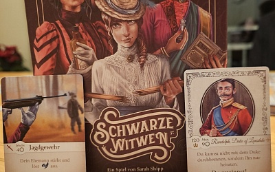 Schwarze Witwen ist ein Drafting- und Hand-Management-Spiel mit einem makabren Thema für 2-6 Personen ab 14 Jahren mit einer ungefähren Spielzeit von 30-90 Minuten, in dem wir versuchen, durch Heirat, Wirtschaft und Mord genug Geld anzuhäufen, um für unseren Traummann, den Duke interessant zu werden. Bei all unseren Machenschaften sollten wir jedoch nicht zu sehr in Verruf geraten.