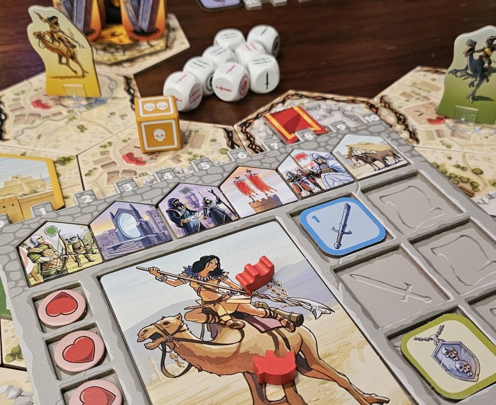 "Karak 2" ist ein Abenteuerspiel für 2-5 Personen ab 8 Jahren, in dem wir in 45-90 Minuten mit unseren asymmetrischen Charakteren versuchen, durch viele Würfelwürfe und Ressourcen-Management den Sieg davon zu tragen.