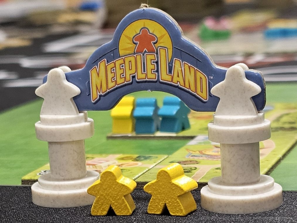 "Meeple Land" ist ein Plättchen-Legespiel für 2-4 Personen ab 8 Jahren, in dem wir in ungefähr  60 Minuten einen Freizeitpark errichten, um bis zum Spielende möglichst  viele verschiedene Fahrgeschäfte zu bauen und Besucher (Meeple) anzulocken.