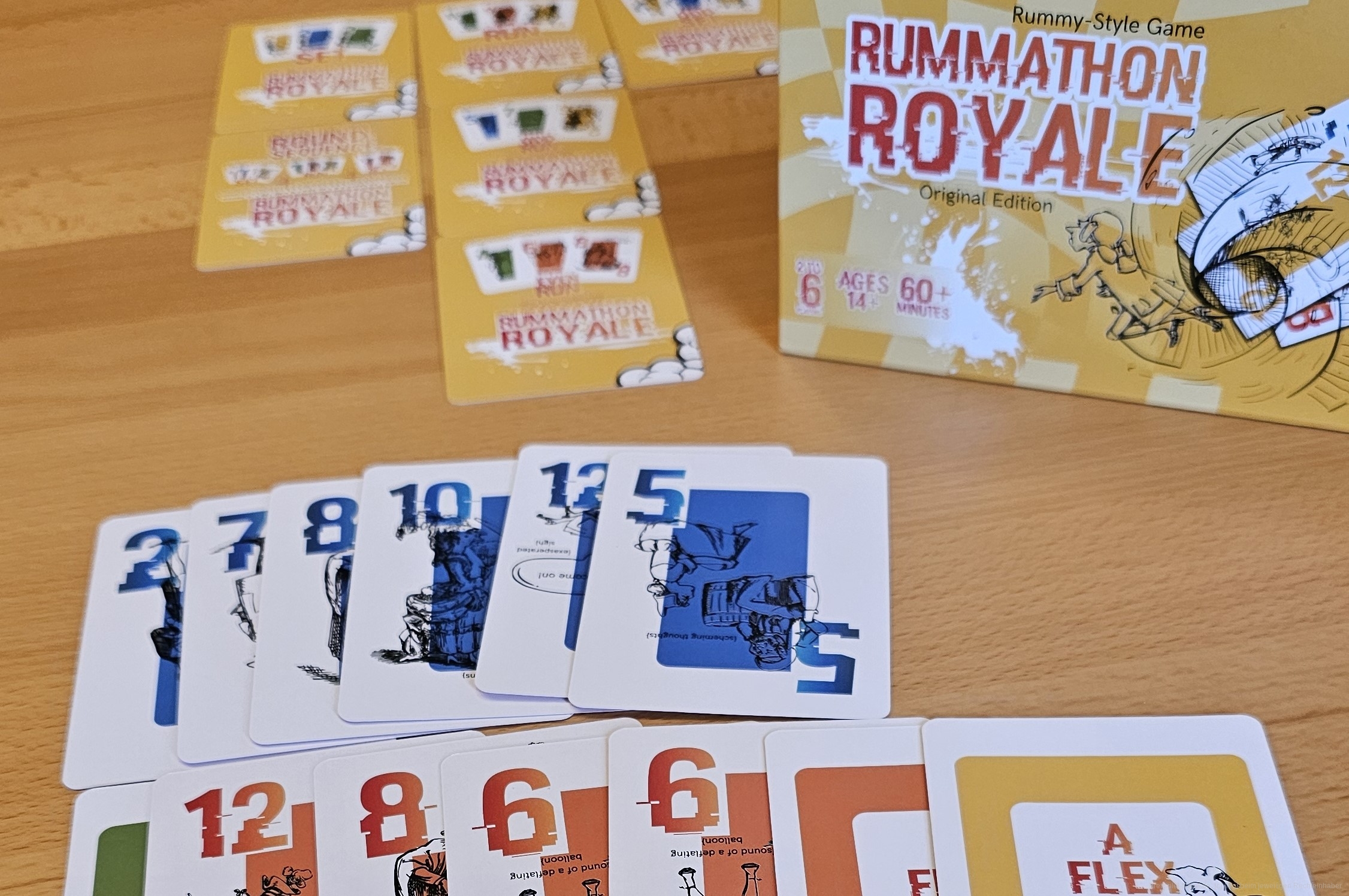 "Rummathon Royale" ist ein auf Karten basierendes Set-Collection-Spiel für 2-6 Personen ab 10 Jahren mit einer Spielzeit von 45-60 Minuten, in dem wir veruchen, Sets zu sammeln und auszuspielen, um unsere Aufträge am schnellsten zu erfüllen, um dann unsere Handkarten loszuwerden. 