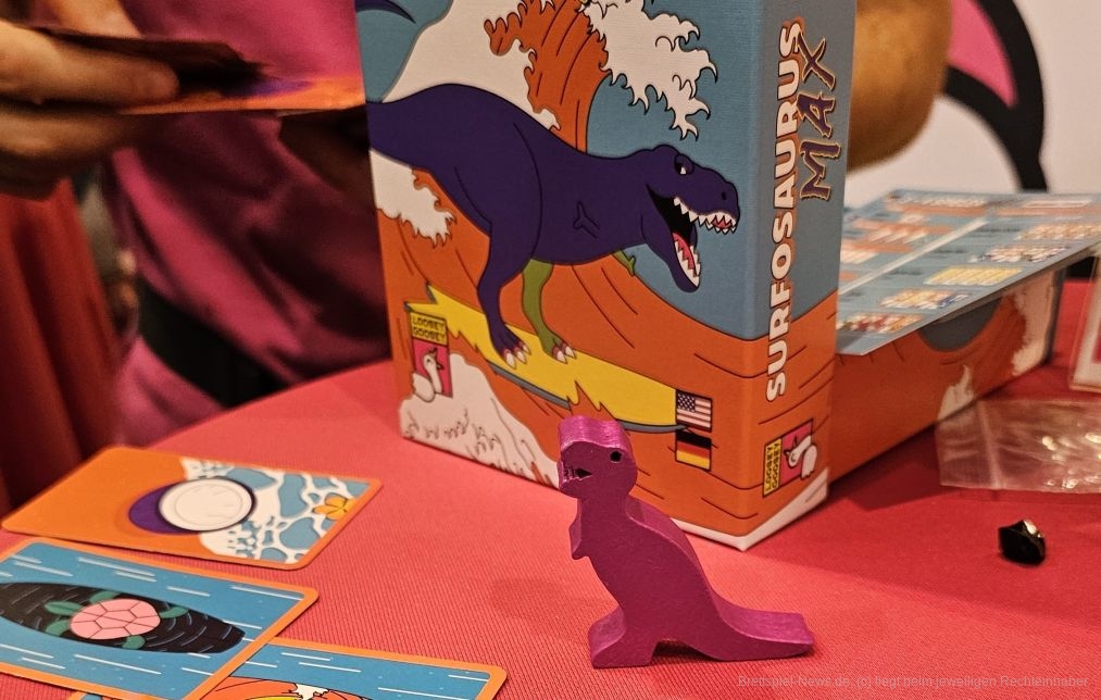 "Surfosaurus MAX" ist ein einfaches Kartenspiel für 2-6 Personen ab 10 Jahren, in dem es in ungefähr 20 Minuten Spielzeit darauf ankommt, im richtigen Moment die eigenen Karten auszuspielen. Dazu versuchen wir in Kombination mit den gespielten Karten der anderen Personen am Tisch an der besten Kombination beteiligt zu sein.